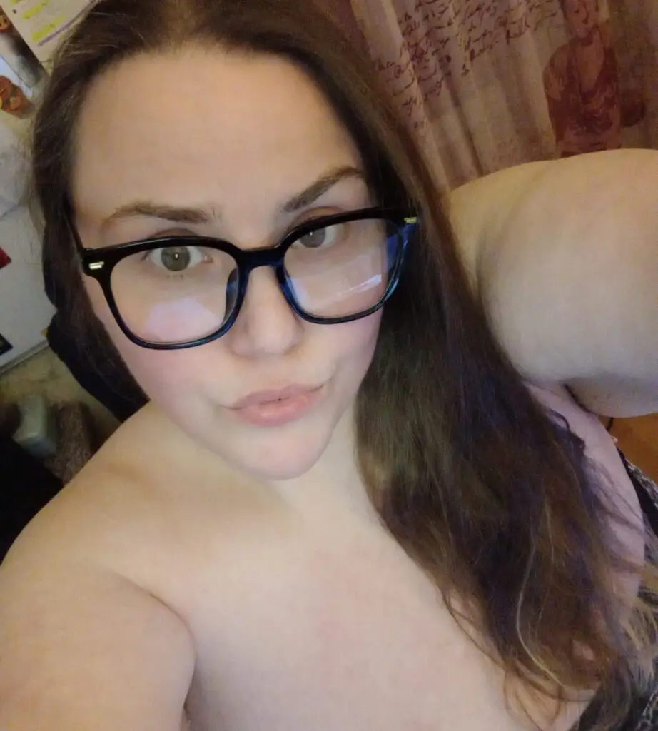 Vanessa Jones Official Webcam Model mit Brille